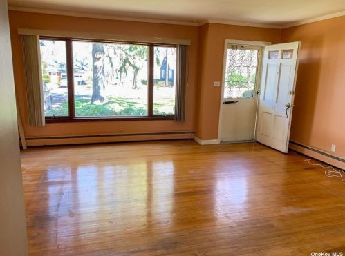 31 7th Ave, Huntington Station, NY 11746-2208