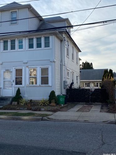 44 Lewis Ave, New Hyde Park, NY 11040-4864