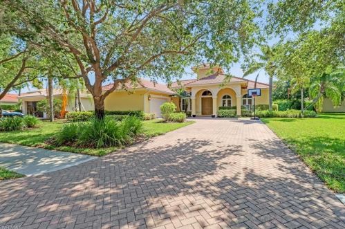 360 Saddlebrook Ln, Naples, FL 34110-1368