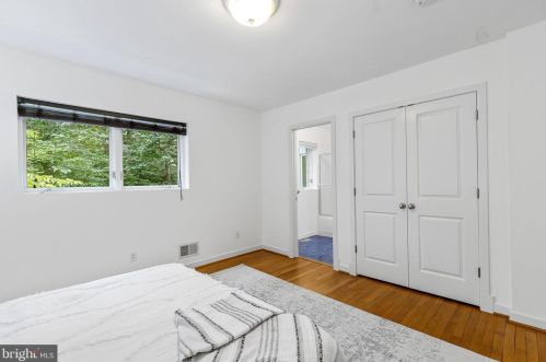 3709 Whispering Ln, Falls Church VA  22041-1121 exterior