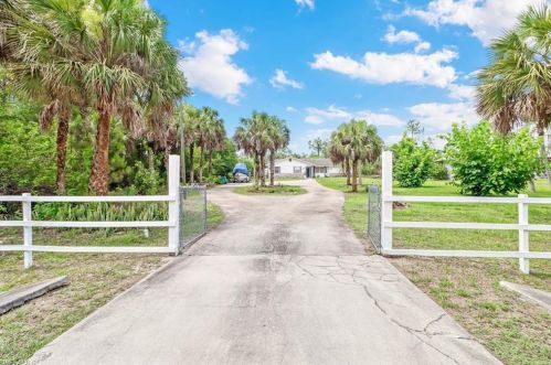 2990 6th Ave, Naples, FL 34120-4944