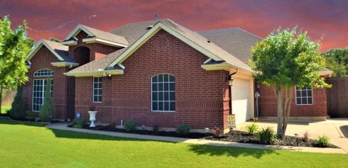 924 Roanoke Ct, Kennedale, TX