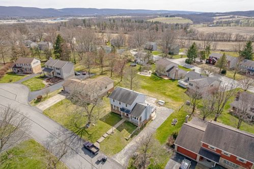 102 Redwood Cir, Latrobe PA  15650-2516 exterior