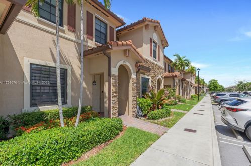 9326 32nd Ln, Hialeah, FL