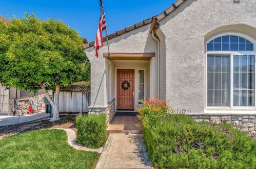 8850 Zinnia St, Gilroy, CA 95020-7557