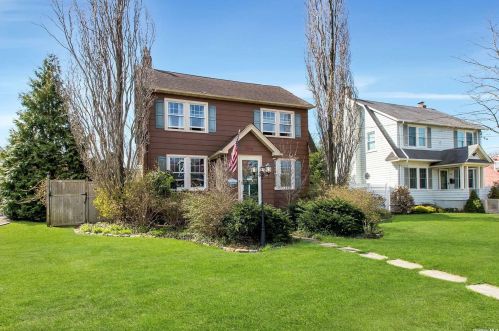 30 Manitton Ct, Islip Manor, NY 11751-3604