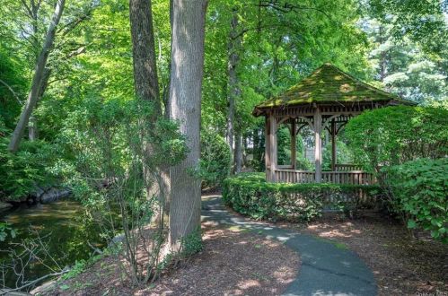 24 Brookridge Ct, Rye Brook NY  10573-3436 exterior