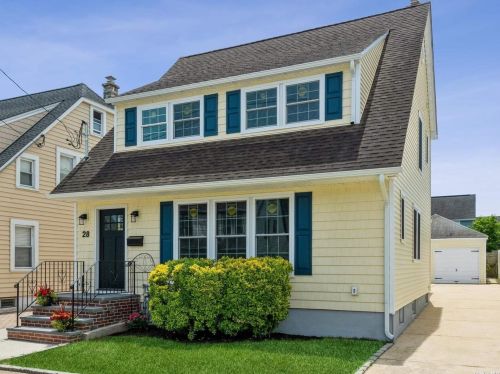 28 Dartmouth St, Williston Park, NY 11596-1810