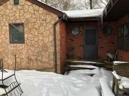 107 Gnarled Hollow Rd, Strongs Neck, NY 11733-1931