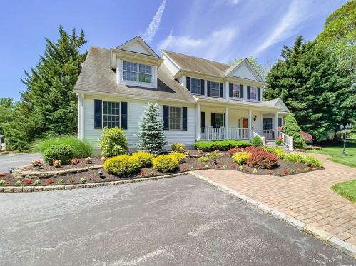18 Ashley Loop, Northport, NY 11768-1463