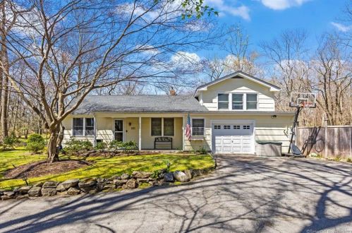 121 Briar Brae Rd, Stamford, CT 06903-1727