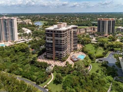 6075 Pelican Bay Blvd, Naples FL  34108-8169 exterior