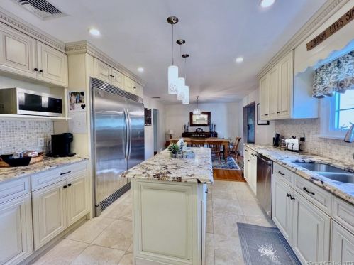 33 Greenleaf Dr, Stamford CT  06902-1722 exterior