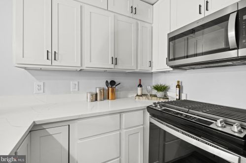 1111 Holbrook Ter, Washington DC 20002-2704 exterior