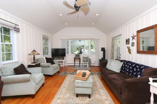 40 Dartmouth Rd, Tompkins Corners, NY 10579-3029