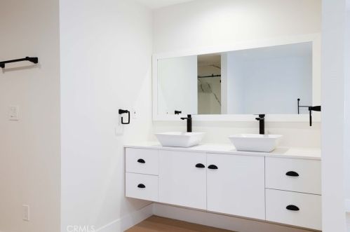 11512 La Maida St, North Hollywood CA  91601-4323 exterior