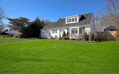 125 Village Line Rd, Babylon, NY 11702-1526