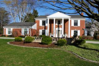 7683 Overlook Dr, Greendale, WI 53129-2139
