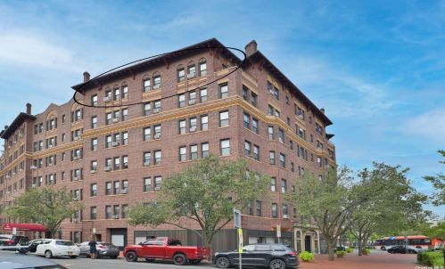 8 Barstow Rd, Great Neck NY  11021-3502 exterior