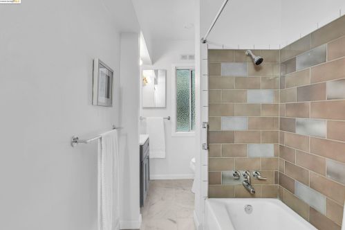 1042 Foothill Blvd, Oakland CA  94606-3016 exterior