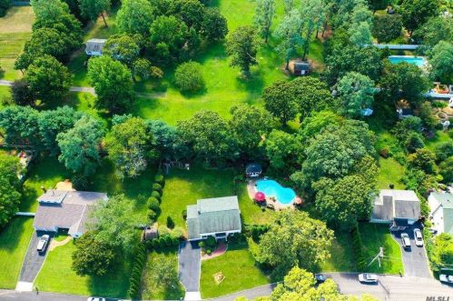 30 Charles St, South Setauket, NY 11720-4042