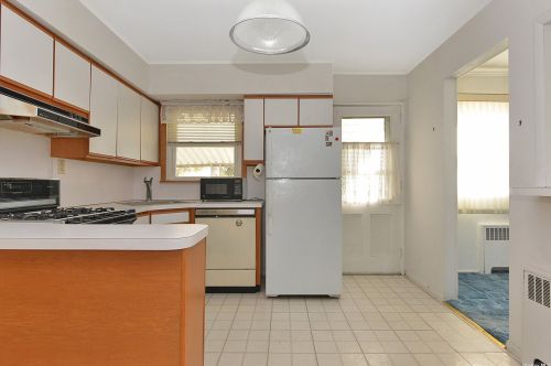 88 27th St, Copiague NY  11726-2622 exterior