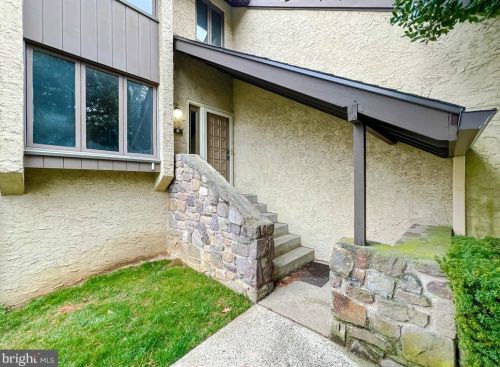 8 Golf Club Dr, Langhorne, PA 19047-2163