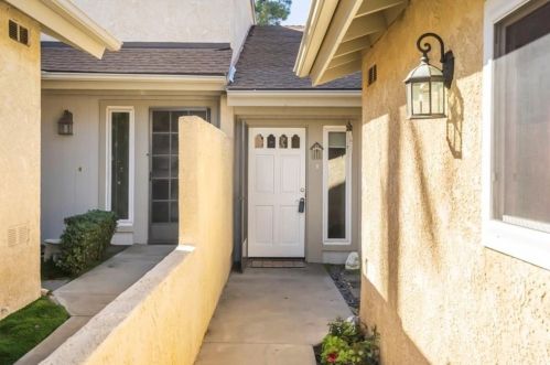 19032 Avenue Of The Oaks, Santa Clarita CA  91321-1444 exterior