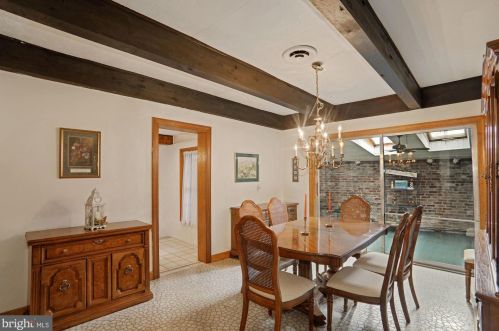 207 Thomas Ave, Riverton NJ 08077-1039 exterior