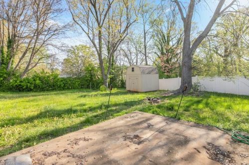 7 Armhurst Ct, Greensboro NC  27405-5911 exterior