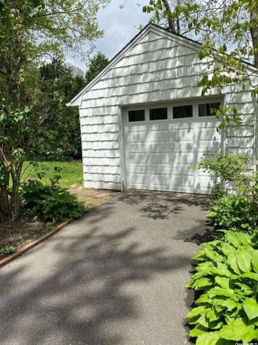 45 Somerset St, Huntington Station, NY 11746-8421