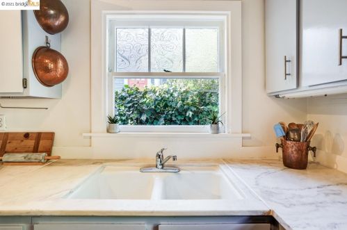 5912 Fremont St, Oakland CA 94608-2217 exterior