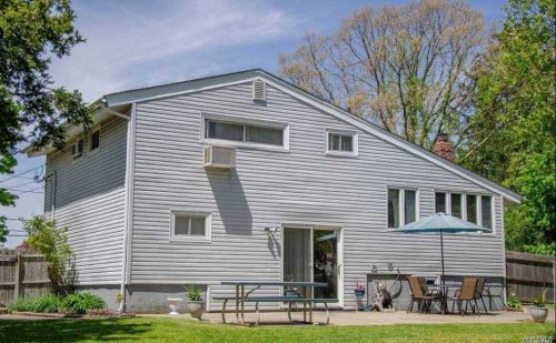 523 Sycamore Ave, Oakdale, NY 11769-1511