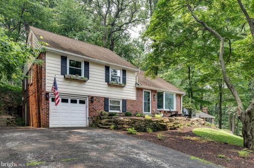582 Forest Rd, Wayne, PA 19087-2322