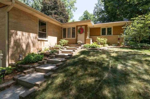 906 Cedarview Ct, Green Bay, WI 54311-5911