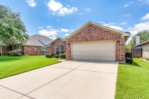 1400 Sierra Blanca Dr, Burleson TX  76028-6849 exterior