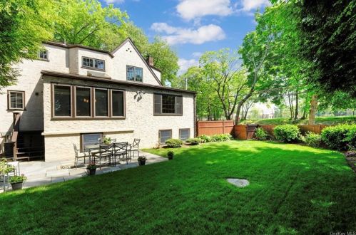 8 Parkway, Mount Vernon NY  10552-1219 exterior