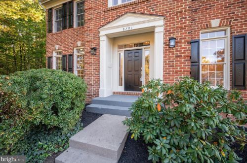 8701 Middleford Dr, Springfield, VA 22153-2150