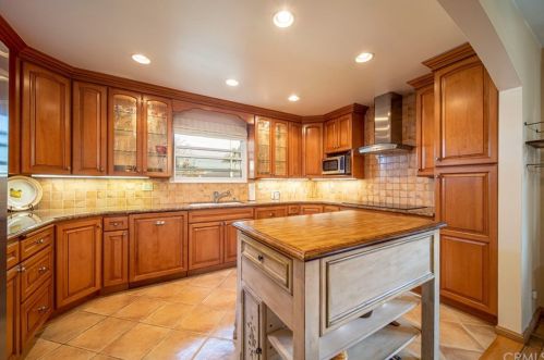 2054 Pattiz Ave, Long Beach, CA 90815-3547