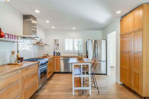 8410 Aster Ave, Oakland CA  94605-4104 exterior