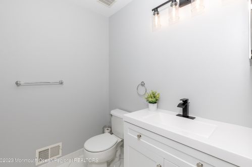 32 Picket Pl, East Freehold NJ  07728-9532 exterior