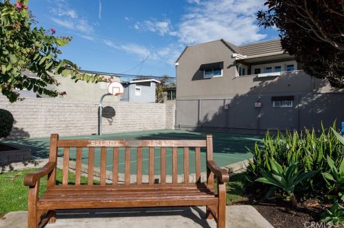 124 Agate Ave, Newport Beach CA  92662-1029 exterior