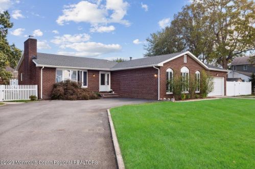 21 Hollycrest Dr, Bricktown, NJ 08723-7536