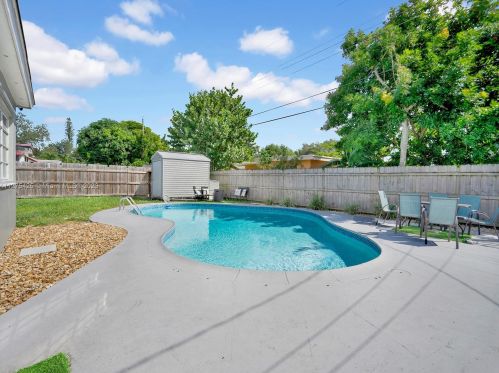 6930 12th St, Hollywood FL  33023-2002 exterior