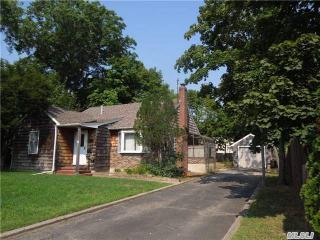 20 Ackerly St, Northampton, NY 11901-2710