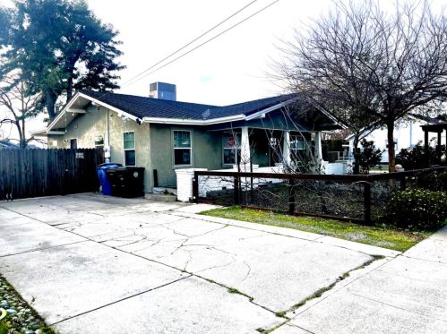 203 Locust Ave, Manteca CA  95337-5451 exterior