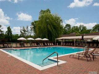 182 Gannet Ct, North Hills NY  11030-4011 exterior