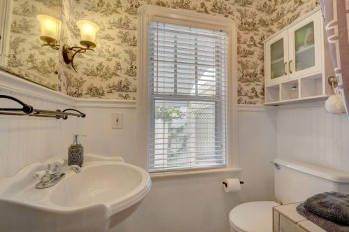 219 33rd St, West Palm Beach FL  33407-4907 exterior