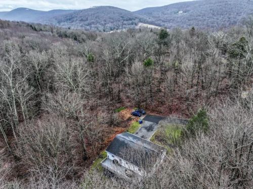 75 Candle Hill Rd, Danbury CT  06812-2412 exterior