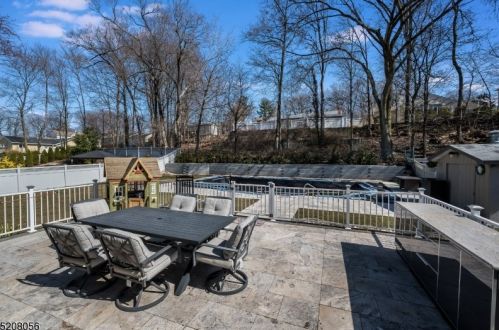 10 Overlook Ave, West Paterson NJ  07424-1917 exterior